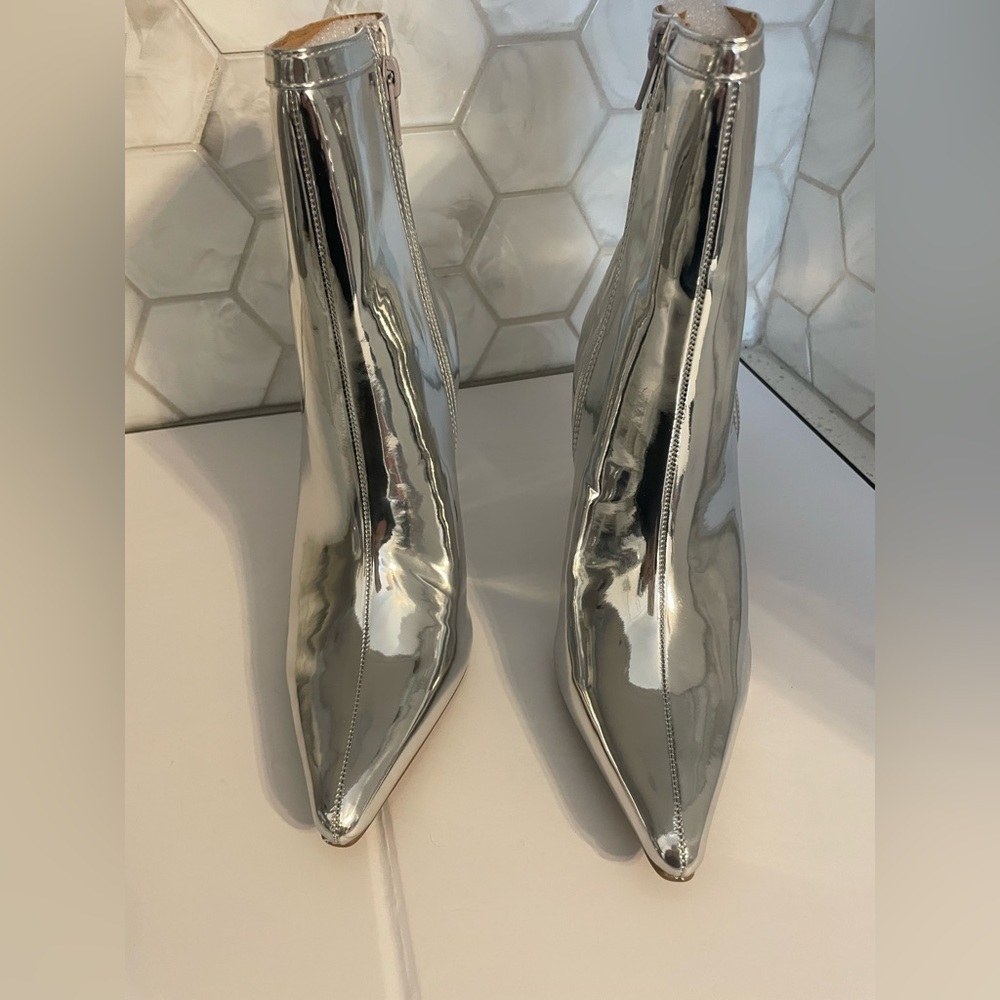 Wild Diva Lounge Silver Metallic Pointed Toe Bootie Size 7 M ‘Sultry’ Ankle High - Picture 9 of 11